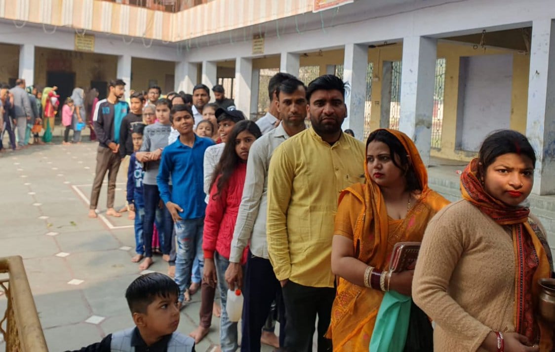 शामली धीमानपुरा मार्ग पर कांवड़ियों के वाहनों से लगा जाम। शामली धीमानपुरा मार्ग पर कांवड़ियों के वाहनों से लगा जाम।