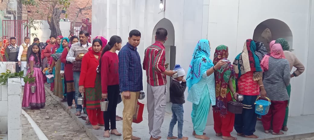 शामली धीमानपुरा मार्ग पर कांवड़ियों के वाहनों से लगा जाम। शामली धीमानपुरा मार्ग पर कांवड़ियों के वाहनों से लगा जाम।