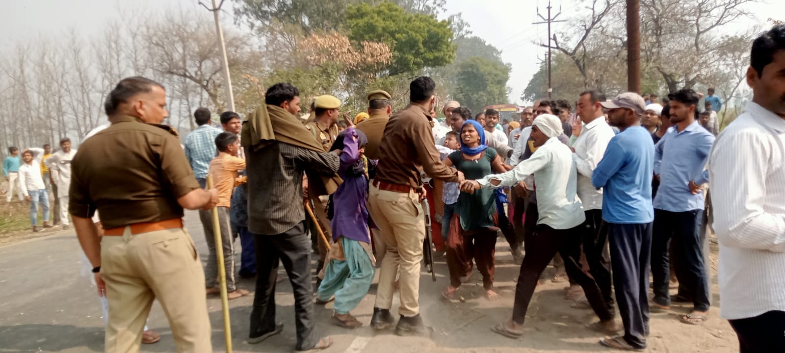 10-रतनपुरी में जाम खुलवाने को ग्रामीणों को समझाती तहसीलदार 10-रतनपुरी में जाम खुलवाने को ग्रामीणों को समझाती तहसीलदार
