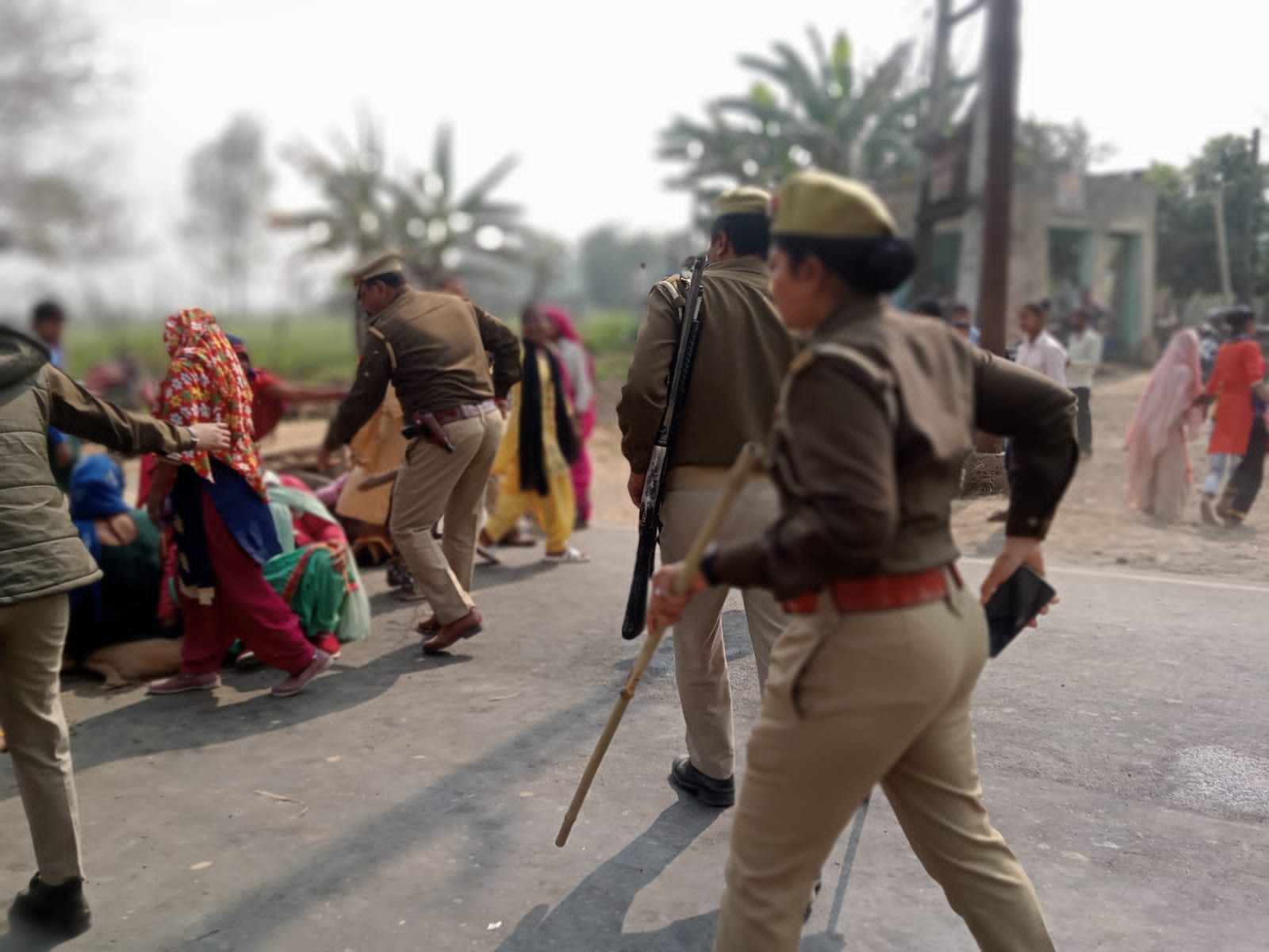 10-रतनपुरी में जाम खुलवाने को ग्रामीणों को समझाती तहसीलदार 10-रतनपुरी में जाम खुलवाने को ग्रामीणों को समझाती तहसीलदार