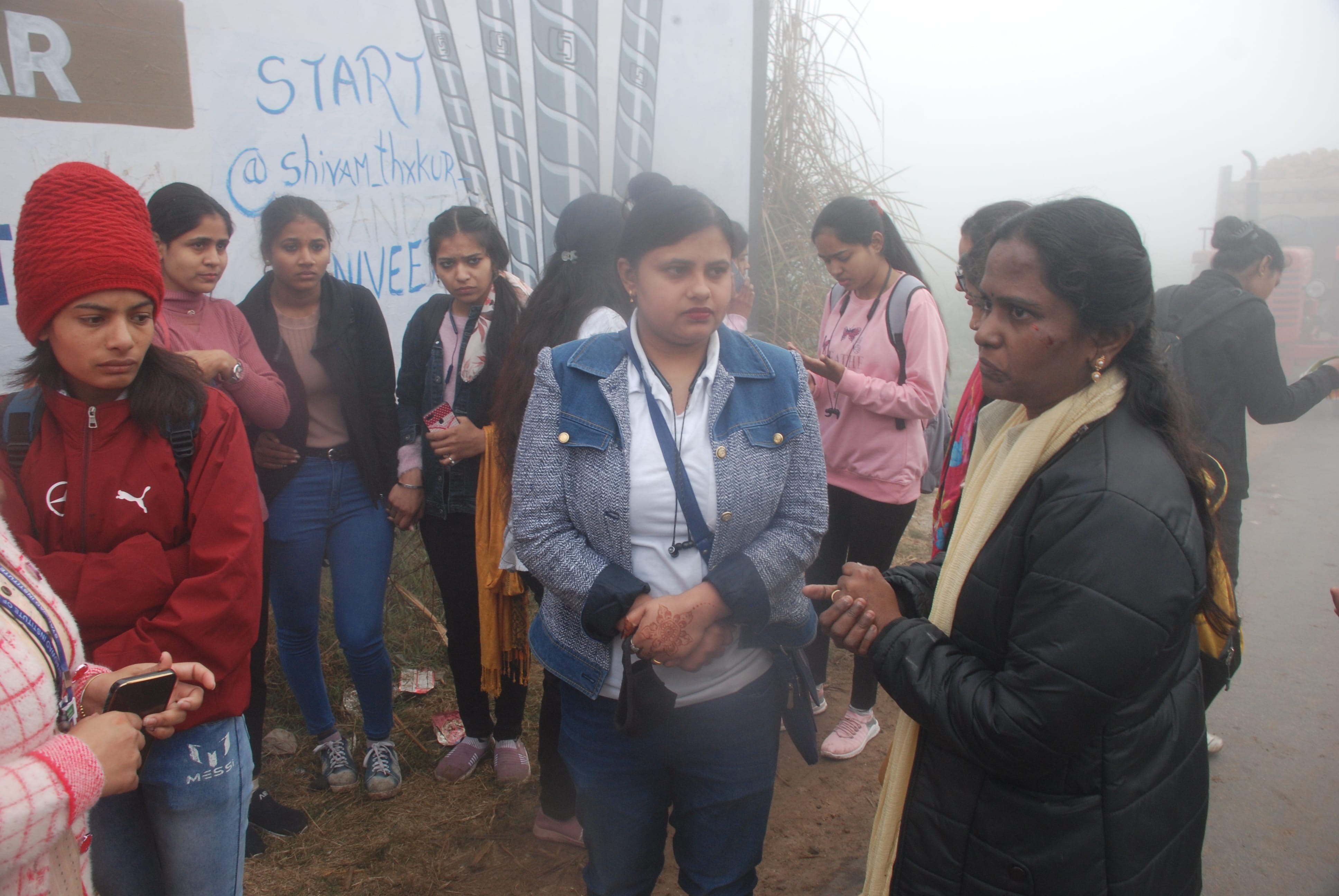 हाईवे पर हादसे के बाद बागपत सीएचसी में विलाप करते मृतक युवक के परिजन हाईवे पर हादसे के बाद बागपत सीएचसी में विलाप करते मृतक युवक के परिजन