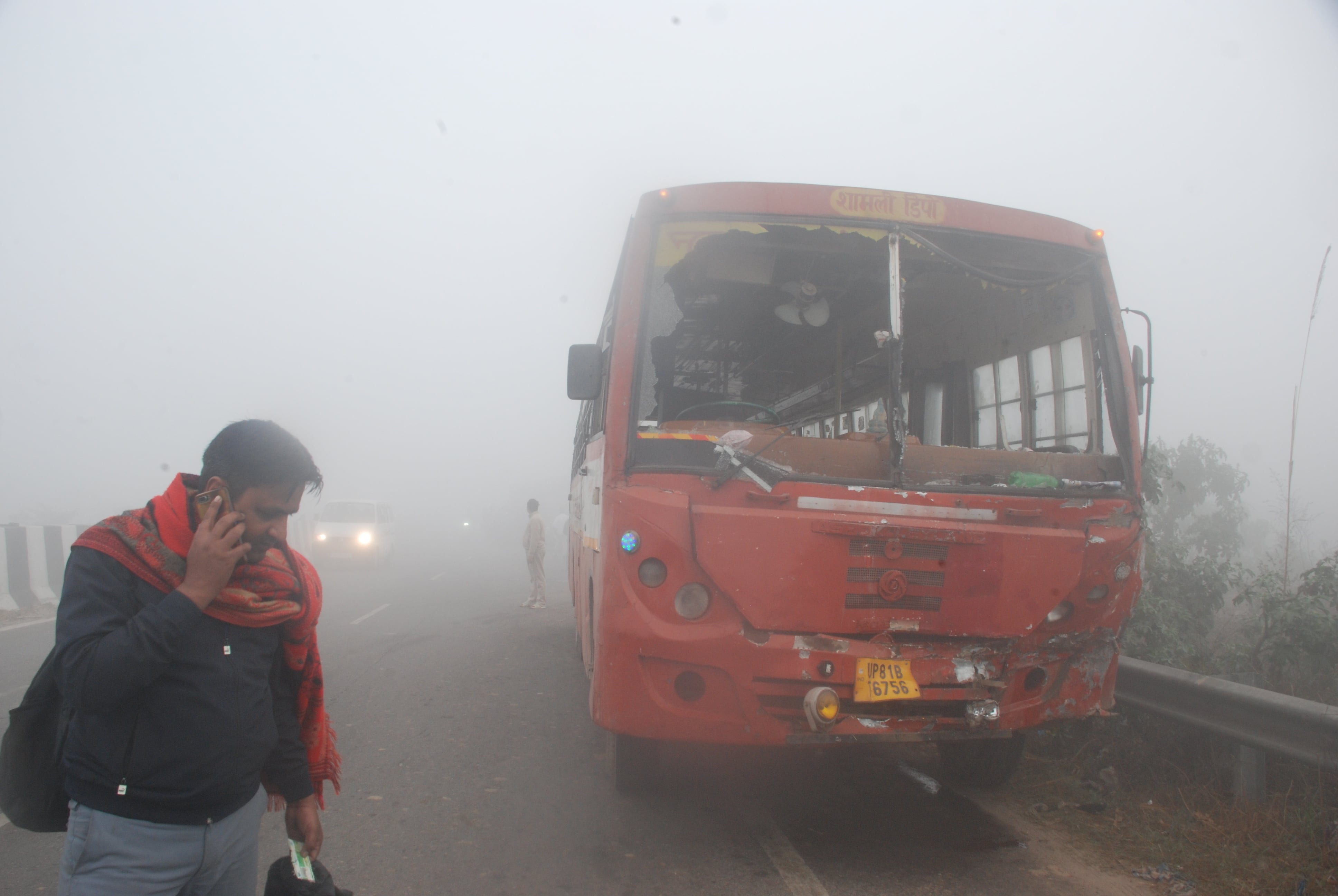 हाईवे पर हादसे के बाद बागपत सीएचसी में विलाप करते मृतक युवक के परिजन हाईवे पर हादसे के बाद बागपत सीएचसी में विलाप करते मृतक युवक के परिजन