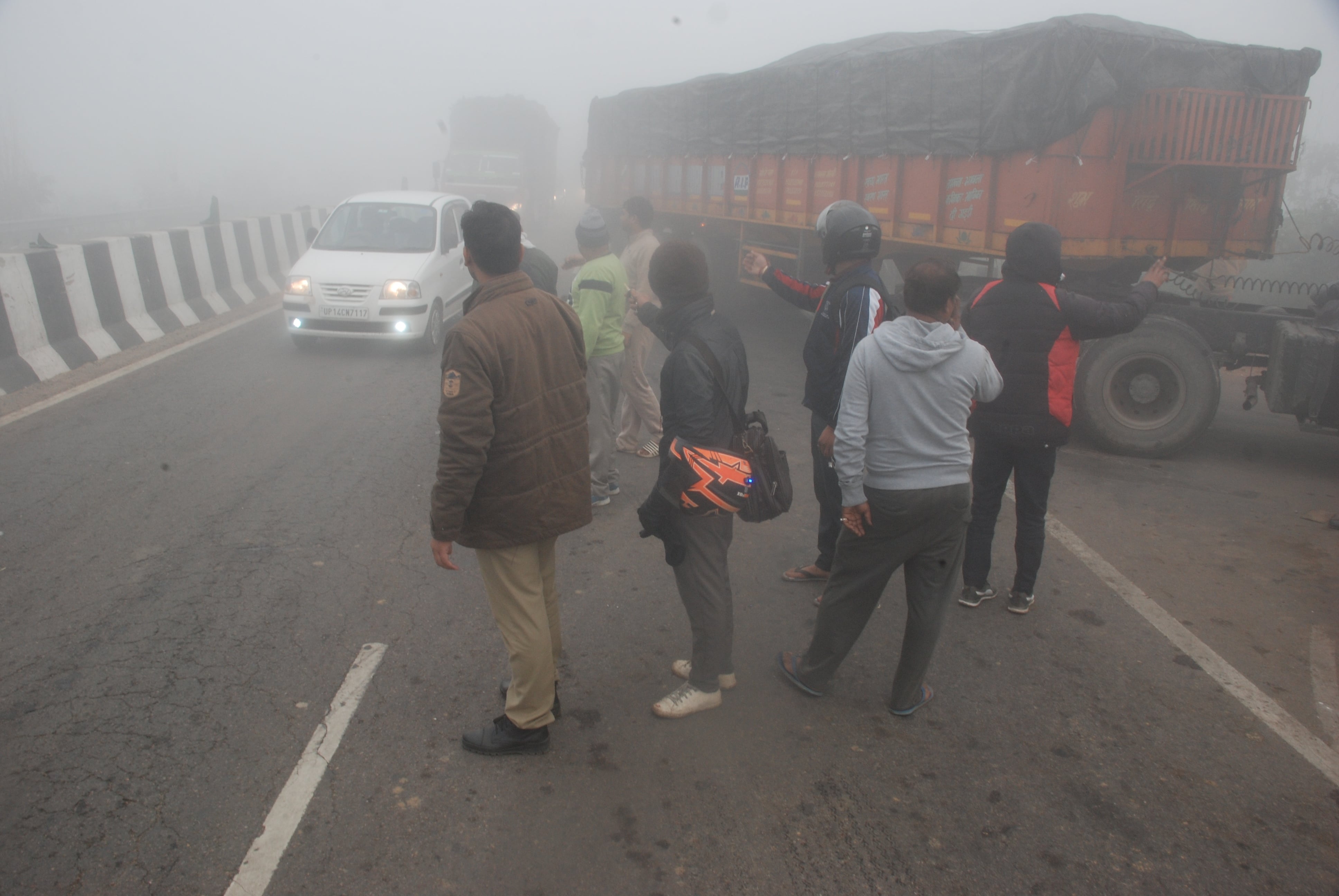 हाईवे पर हादसे के बाद बागपत सीएचसी में विलाप करते मृतक युवक के परिजन हाईवे पर हादसे के बाद बागपत सीएचसी में विलाप करते मृतक युवक के परिजन