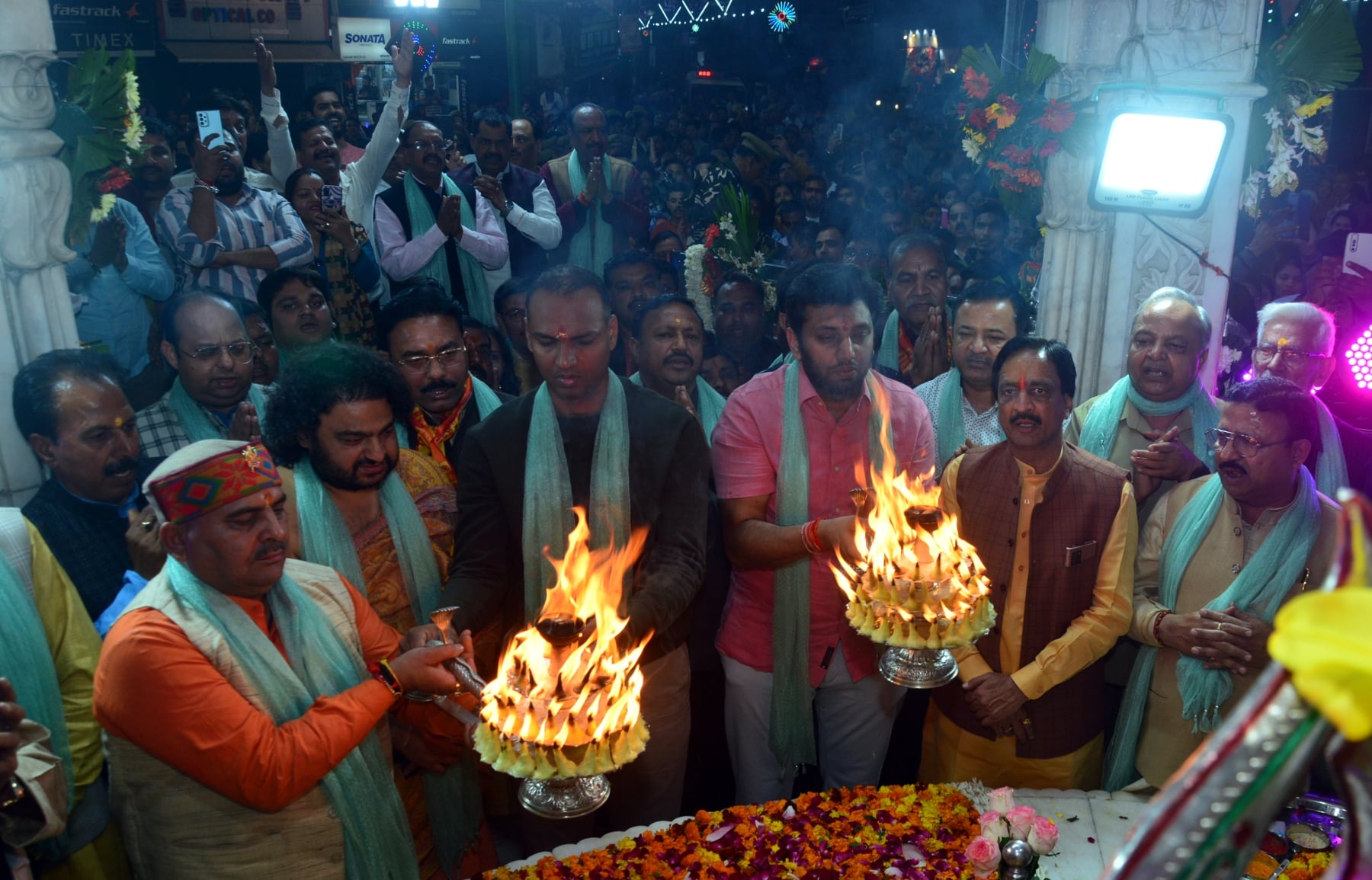 महाशिवरात्रि पर भव्य रुप से सजायी गई भगवान आशुतोष की मूर्ति।