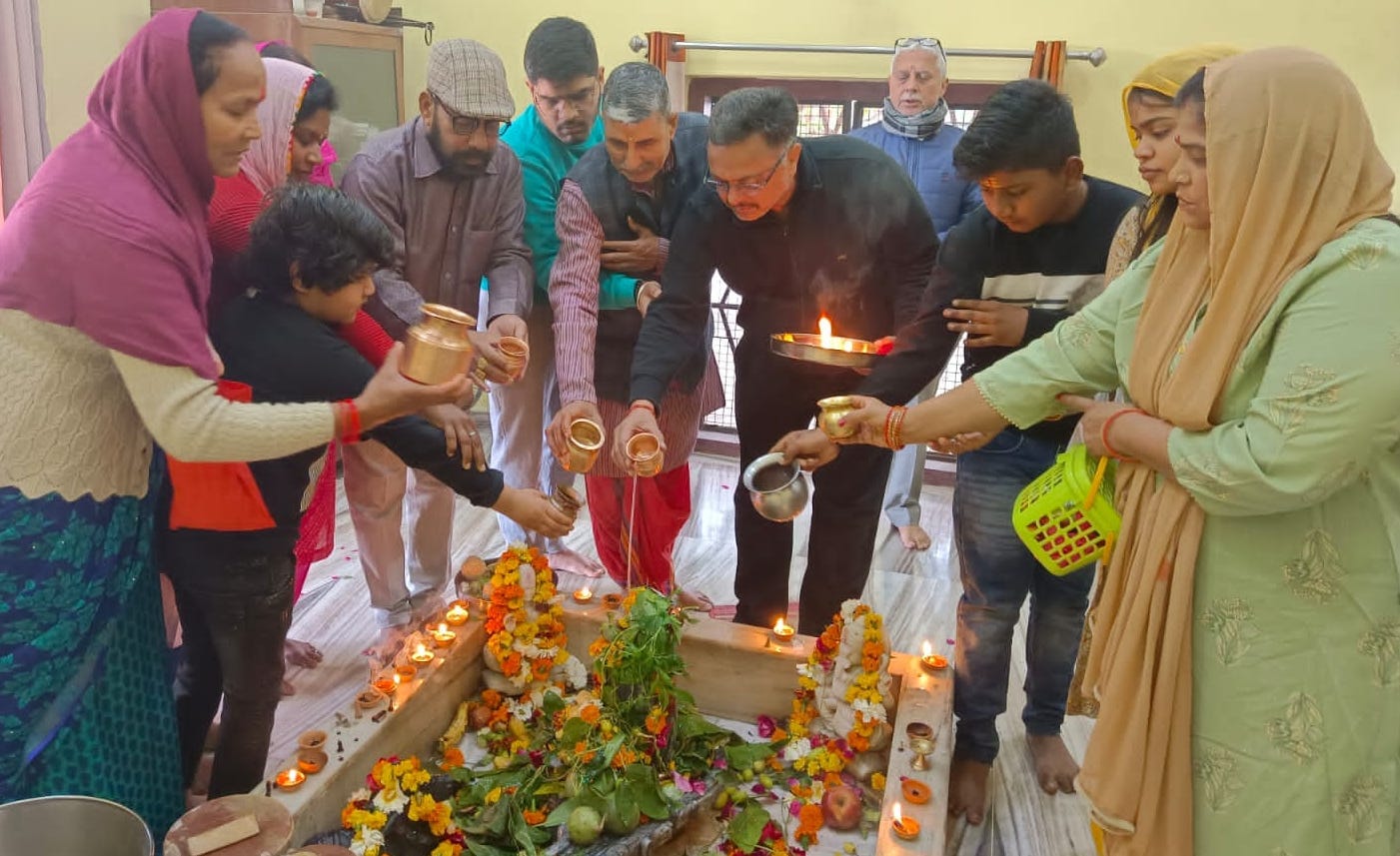 नजीबाबाद के मोटा महादेव मंदिर पर जलाभिषेक के लिए लाइन में खड़े कांवड़िये।