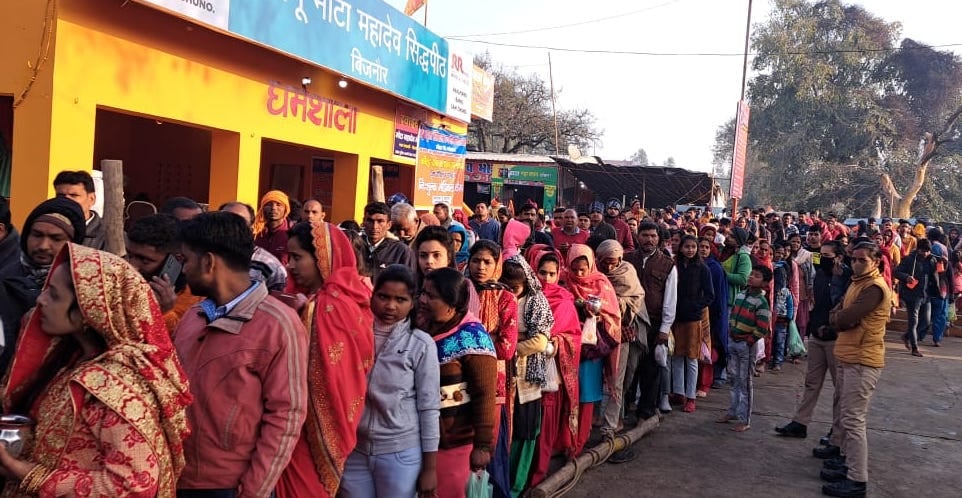 नजीबाबाद के मोटा महादेव मंदिर पर जलाभिषेक के लिए लाइन में खड़े कांवड़िये।
