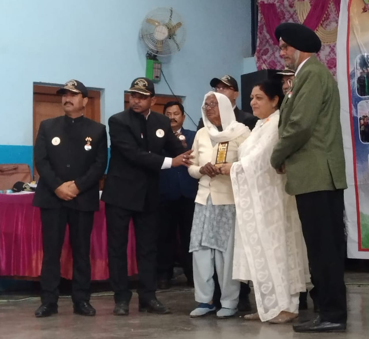 पांवटा में भूतपूर्व सैनिक संगठन पांवटा-शिलाई के स्थापना दिवस मौजूद मुख्यातिथि व अन्य। संवाद पांवटा में भूतपूर्व सैनिक संगठन पांवटा-शिलाई के स्थापना दिवस मौजूद मुख्यातिथि व अन्य। संवाद