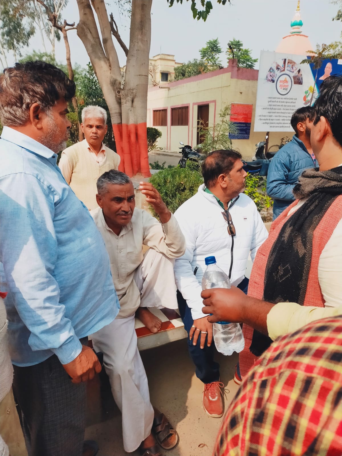 थानाभवन में हादसे में बाद थाने पहुंचे मुकुल के परिजन। थानाभवन में हादसे में बाद थाने पहुंचे मुकुल के परिजन।