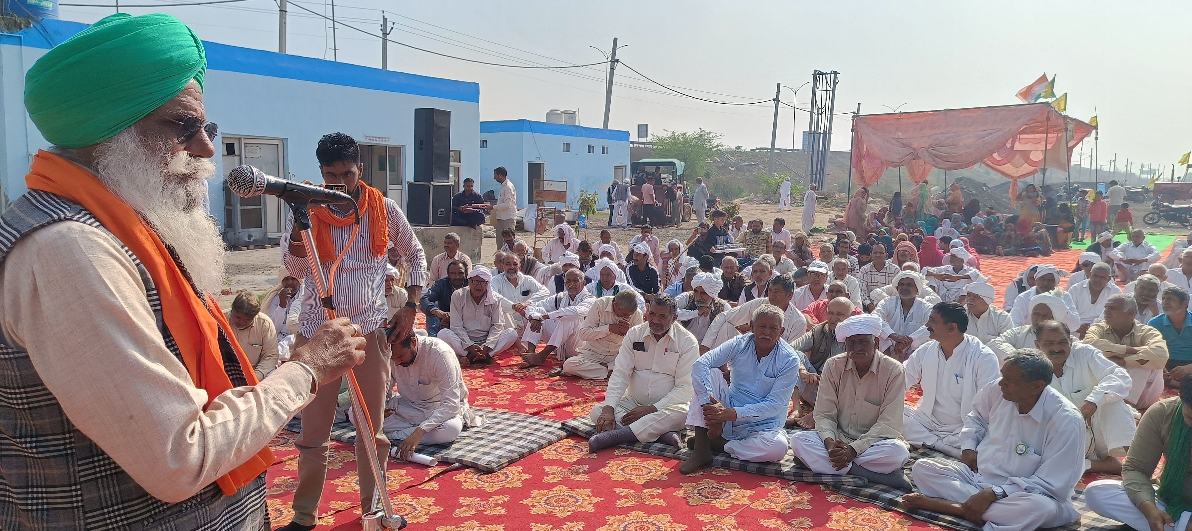 फोटो 35: केएमपी के पिपली टोल प्लाजा के पास धरनास्थल पर किसान पंचायत को संबोधित करते किसान नेता 