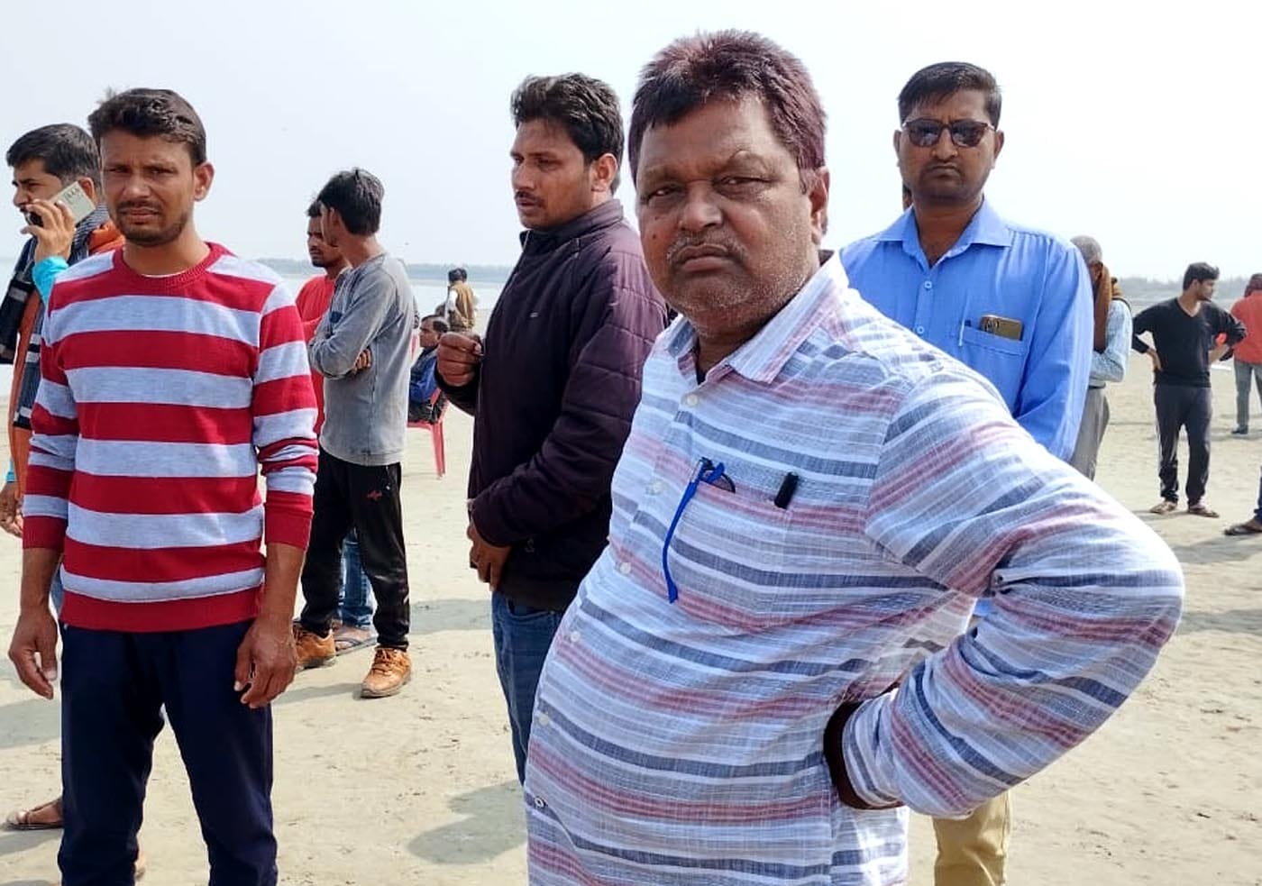 घाट पर बदहवास बैठे मृतक नवीन के पिता गंधर्व सिंह। संवाद