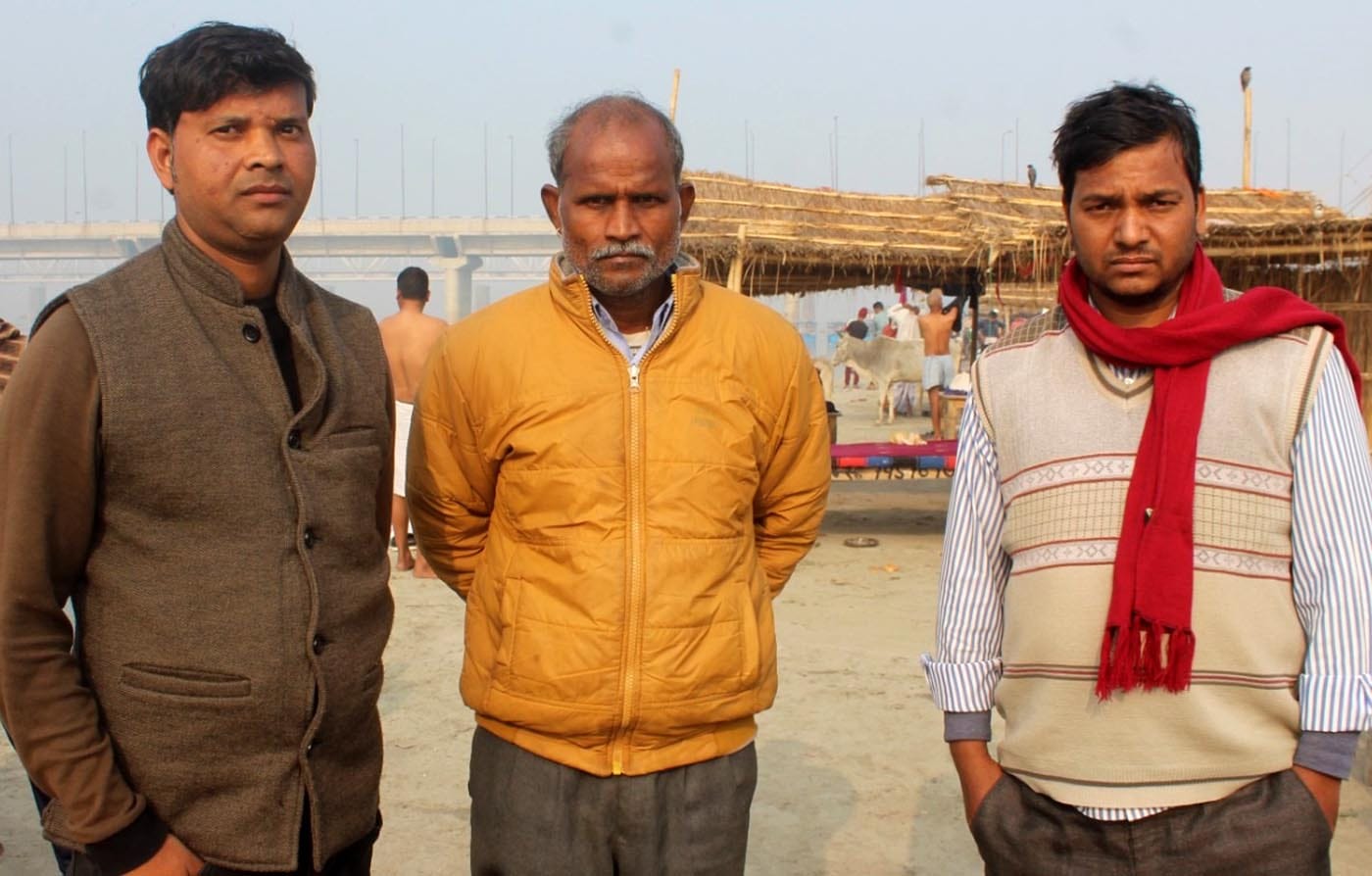 घाट पर बदहवास बैठे मृतक नवीन के पिता गंधर्व सिंह। संवाद