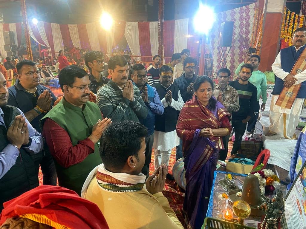 महाशिवरात्रि पर गोला में रूद्राभिषेक करते श्रद्धालु महाशिवरात्रि पर गोला में रूद्राभिषेक करते श्रद्धालु