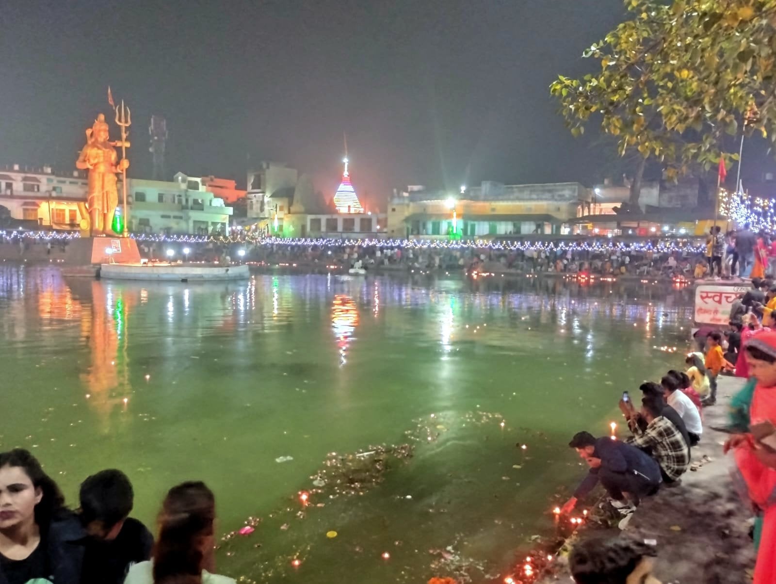 महाशिवरात्रि पर गोला में रूद्राभिषेक करते श्रद्धालु महाशिवरात्रि पर गोला में रूद्राभिषेक करते श्रद्धालु