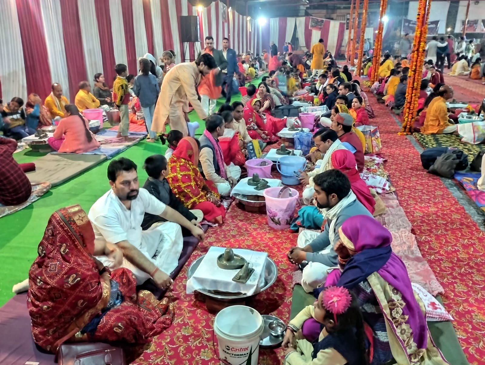 महाशिवरात्रि पर गोला में रूद्राभिषेक करते श्रद्धालु महाशिवरात्रि पर गोला में रूद्राभिषेक करते श्रद्धालु