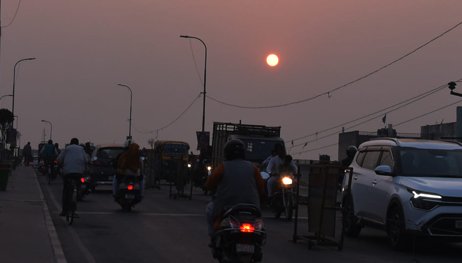 सहारनपुर में धूंध जैसा छाया रहा कोहरा में जाती रही ट्रेन सहारनपुर में धूंध जैसा छाया रहा कोहरा में जाती रही ट्रेन