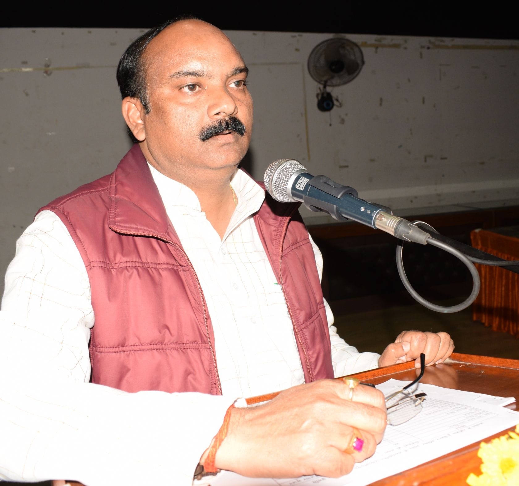 शाहजहांपुर के गन्ना शोध संस्थान  के सभागार में जनपद स्तरीय इंवेस्टर्स उद्यमी बैठक को संबोधित कर