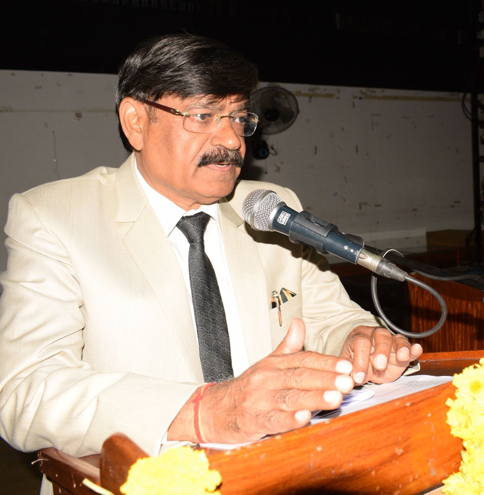 शाहजहांपुर के गन्ना शोध संस्थान  के सभागार में जनपद स्तरीय इंवेस्टर्स उद्यमी बैठक को संबोधित कर