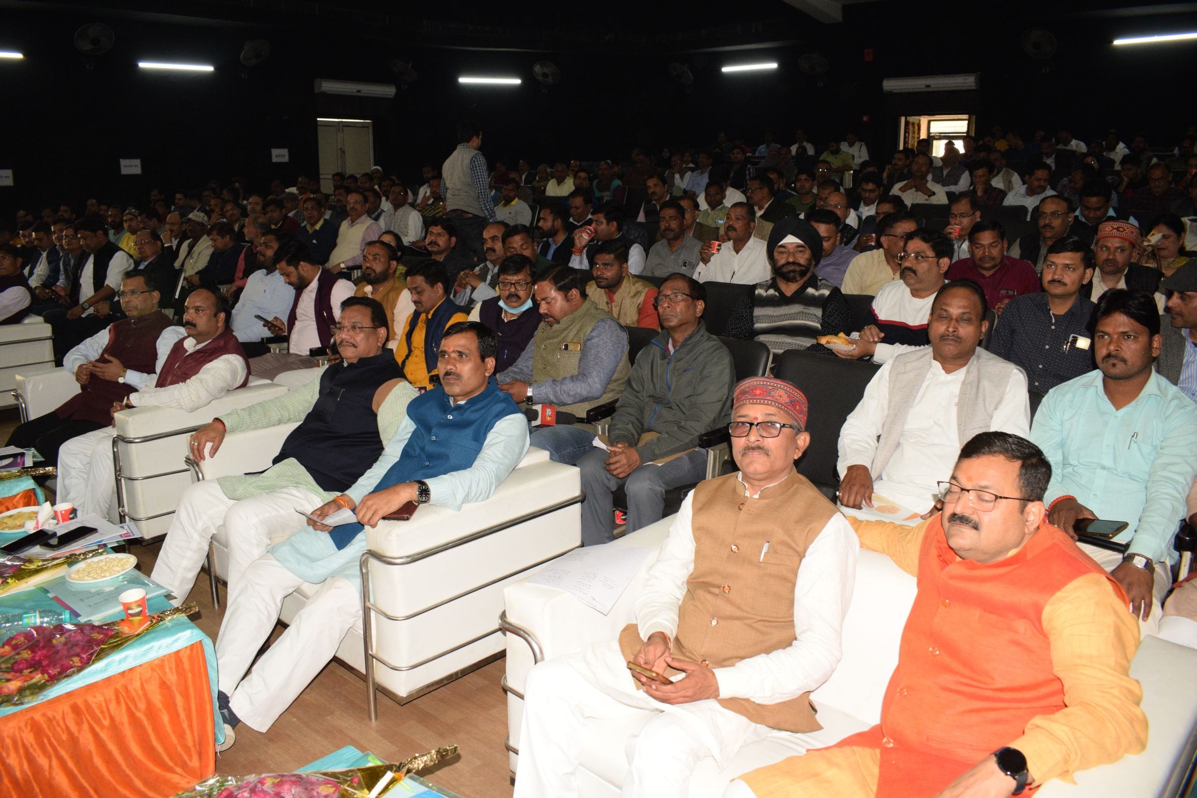 शाहजहांपुर के गन्ना शोध संस्थान  के सभागार में जनपद स्तरीय इंवेस्टर्स उद्यमी बैठक को संबोधित कर