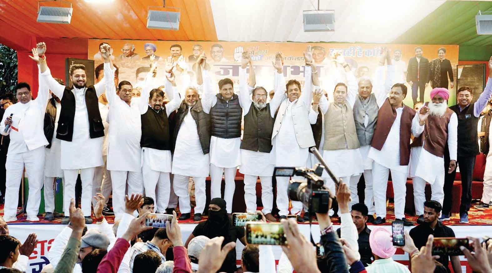 ट्रैक्टर पर सवार होकर गांव बेगू में आयोजित कार्यक्रम में जाते सांसद दीपेंद्र हुड्डा ।