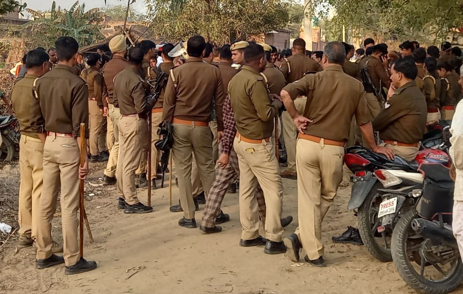 (20 बीडीएन-03)मृतक श्रीपाल के घर पर विलाप करती महलाएं।संवाद (20 बीडीएन-03)मृतक श्रीपाल के घर पर विलाप करती महलाएं।संवाद