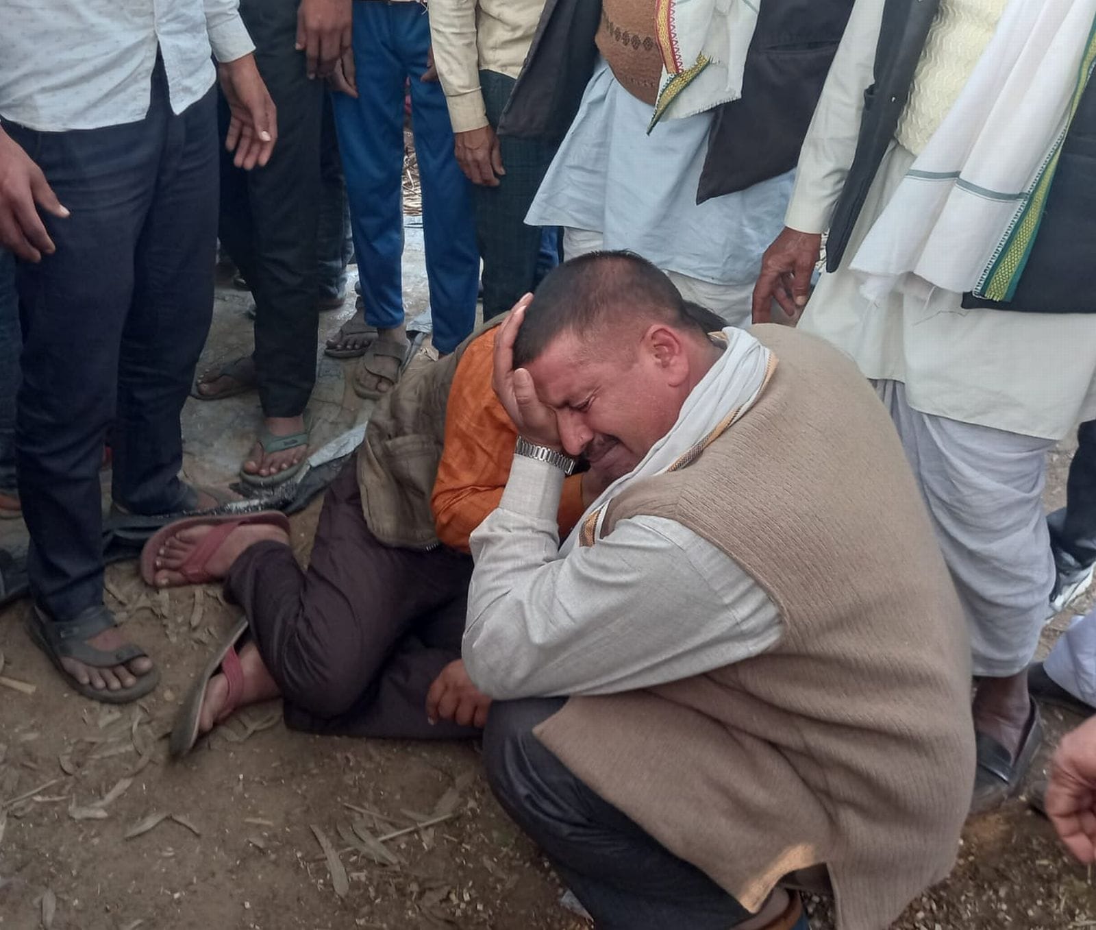 (20 बीडीएन-03)मृतक श्रीपाल के घर पर विलाप करती महलाएं।संवाद (20 बीडीएन-03)मृतक श्रीपाल के घर पर विलाप करती महलाएं।संवाद
