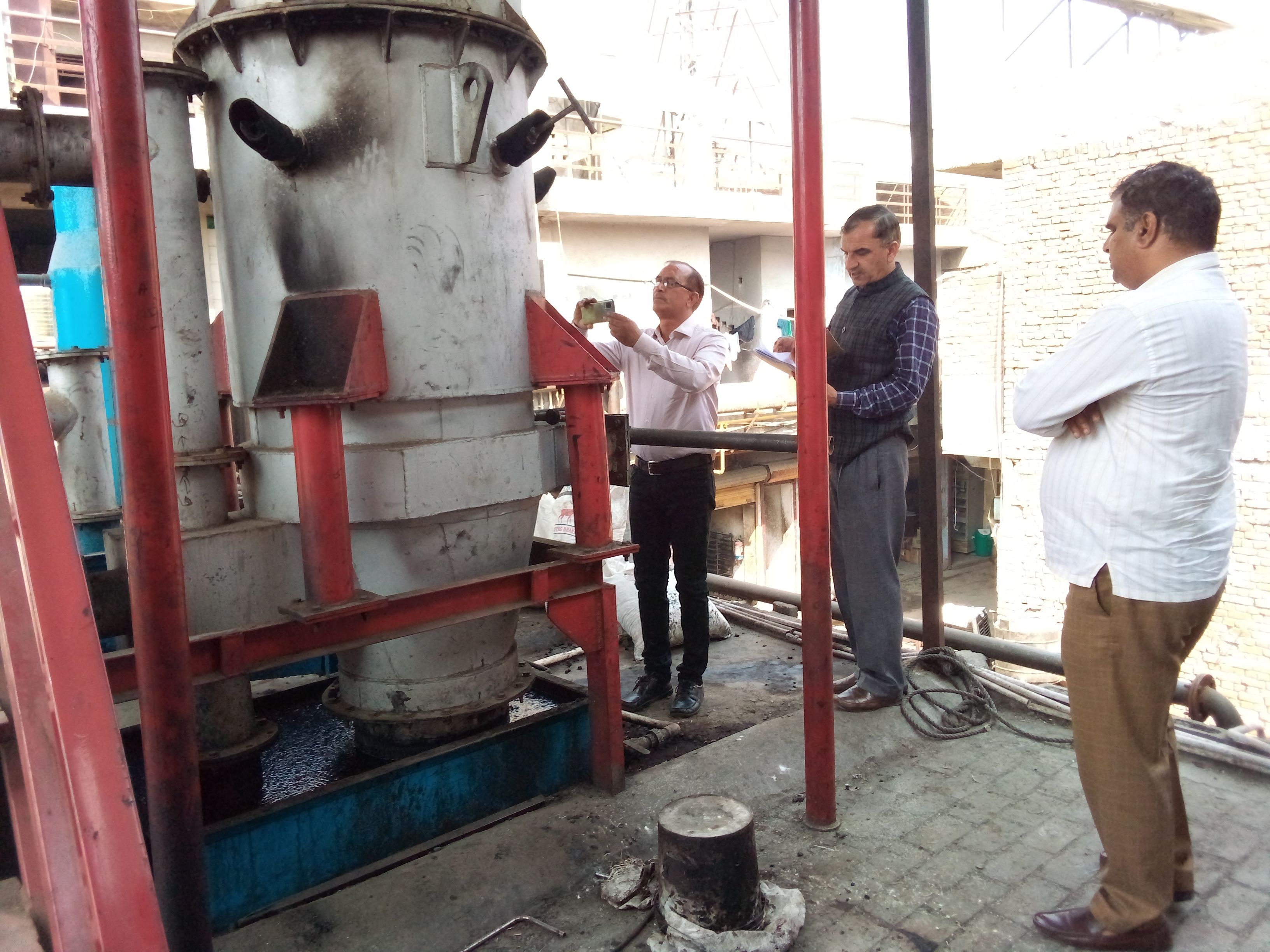 फोटो 36 - मुरथल रोड स्थित बेकरी पर नमूना लें आइए उड़नेदस्ता की टीम।  बातचीत