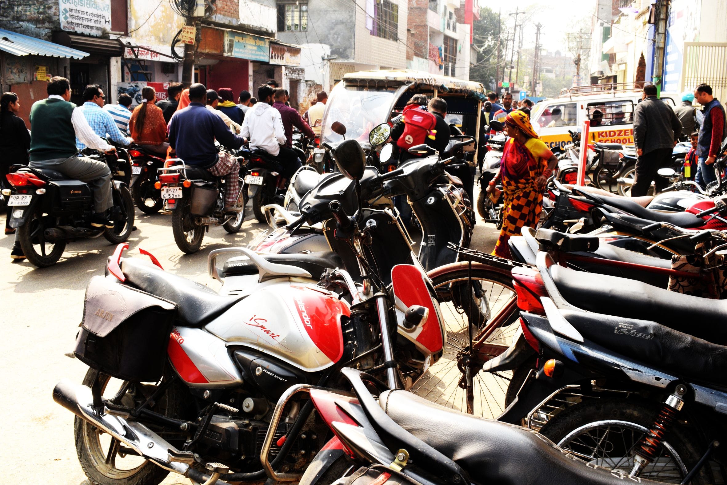 शाहजहांपुर के कचहरी मार्ग पर खड़ी बाइकों से लगा जाम। संवाद शाहजहांपुर के कचहरी मार्ग पर खड़ी बाइकों से लगा जाम। संवाद