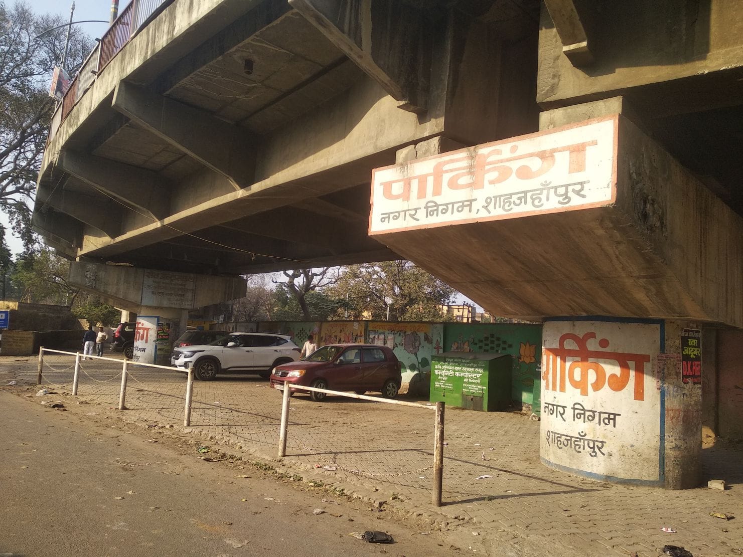 शाहजहांपुर के कचहरी मार्ग पर खड़ी बाइकों से लगा जाम। संवाद शाहजहांपुर के कचहरी मार्ग पर खड़ी बाइकों से लगा जाम। संवाद
