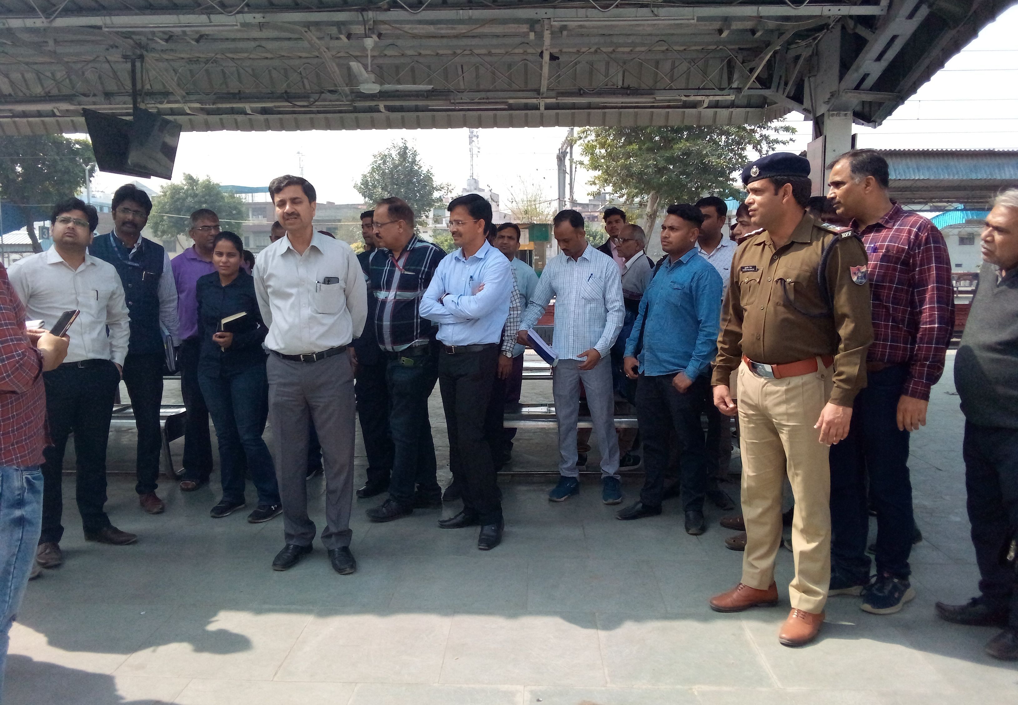 फोटो 05 - सोनीपत स्टेशन पर निरीक्षण के दौरान अधिकारियों से व्यवस्थाओं की जानकारी लेते दिल्ली मं