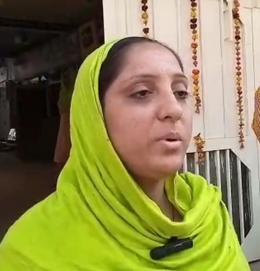 फोटो 19- न्यू लाइफ नगर में स्कूल के सामने एक साथ अभिभावक रोष व्यक्त करते हुए।  बातचीत