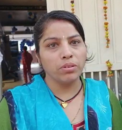 फोटो 19- न्यू लाइफ नगर में स्कूल के सामने एक साथ अभिभावक रोष व्यक्त करते हुए।  बातचीत