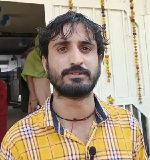 फोटो 19- न्यू लाइफ नगर में स्कूल के सामने एक साथ अभिभावक रोष व्यक्त करते हुए।  बातचीत