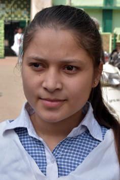 गुरू नानक गर्ल्स कॉलेज से गणित की परीक्षा देकर आती छात्राएं गुरू नानक गर्ल्स कॉलेज से गणित की परीक्षा देकर आती छात्राएं