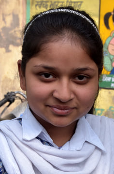 गुरू नानक गर्ल्स कॉलेज से गणित की परीक्षा देकर आती छात्राएं गुरू नानक गर्ल्स कॉलेज से गणित की परीक्षा देकर आती छात्राएं