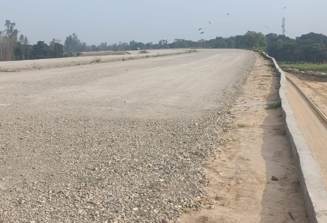 नजीबाबाद बाईपास में ओवरब्रिज निर्माण के लिए बनाए गए पिलर।