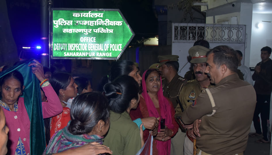 सहारनपुर के कृष्णा पुरम कॉलोनी निवासी बच्चा मोनू राणा की लापता बच्चे की खोजने की मांग को लेकर ड