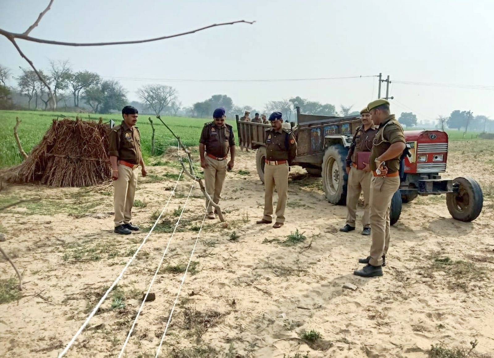 (22 बीडीएन-17) घटनास्थल पर खड़ा ट्रैक्टर-ट्रॉली।संवाद (22 बीडीएन-17) घटनास्थल पर खड़ा ट्रैक्टर-ट्रॉली।संवाद