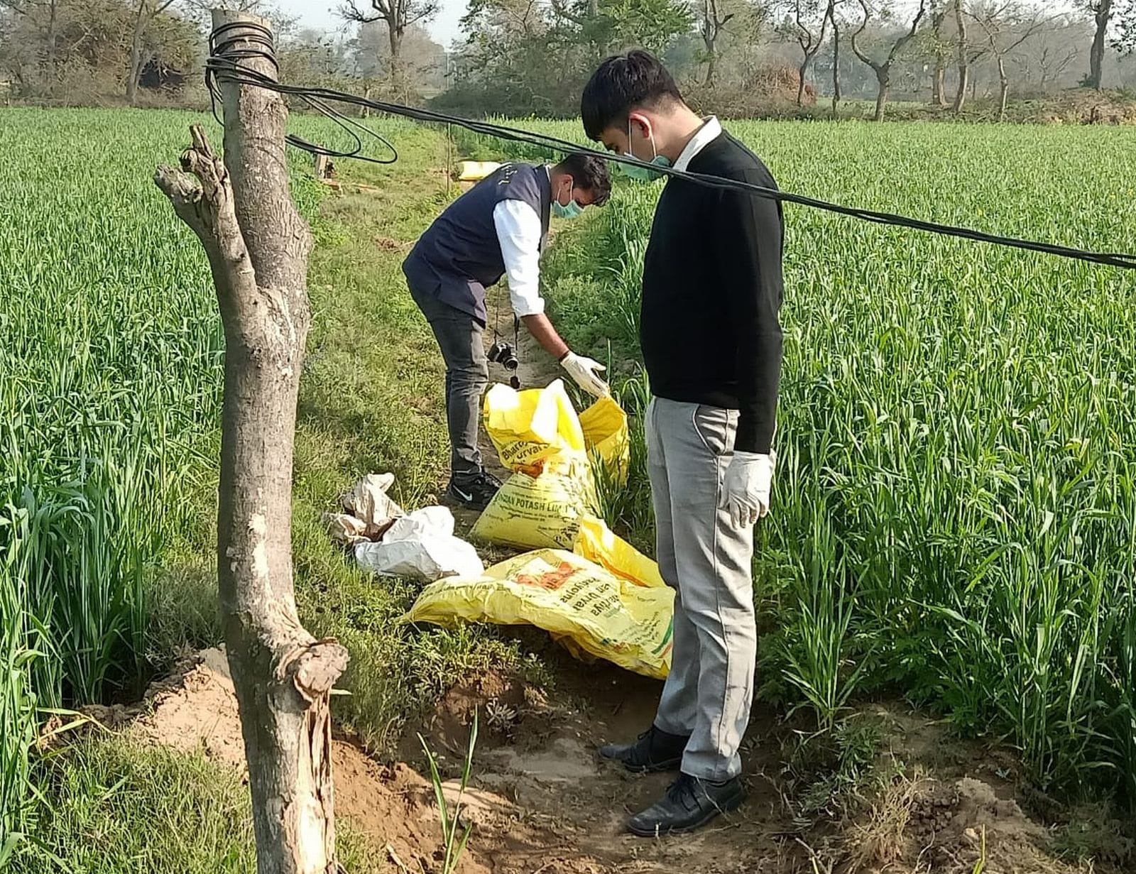 (22 बीडीएन-17) घटनास्थल पर खड़ा ट्रैक्टर-ट्रॉली।संवाद (22 बीडीएन-17) घटनास्थल पर खड़ा ट्रैक्टर-ट्रॉली।संवाद