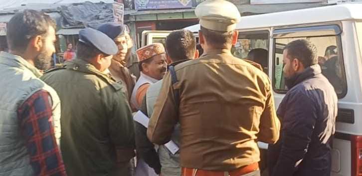 चंपावत के घटकू मंदिर में पूजा-अर्चना के बाद नागरिकों से मिलते सीएम पुष्कर सिंह धामी। संवाद चंपावत के घटकू मंदिर में पूजा-अर्चना के बाद नागरिकों से मिलते सीएम पुष्कर सिंह धामी। संवाद
