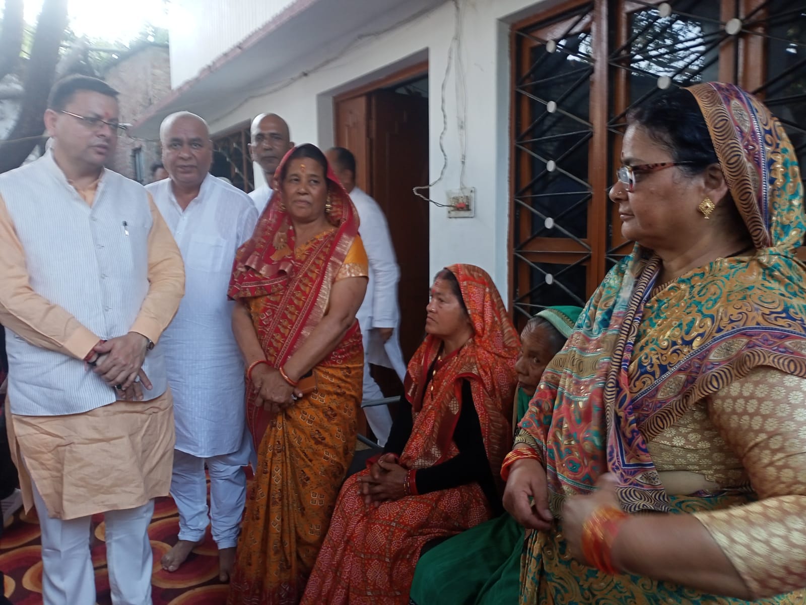 चंपावत के घटकू मंदिर में पूजा-अर्चना के बाद नागरिकों से मिलते सीएम पुष्कर सिंह धामी। संवाद चंपावत के घटकू मंदिर में पूजा-अर्चना के बाद नागरिकों से मिलते सीएम पुष्कर सिंह धामी। संवाद