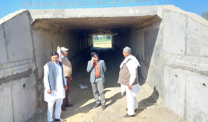 बाबरी में निर्माणाधीन दिल्ली देहरादून इकोनॉमिक कॉरिडोर एक्सप्रैसवे का निरीक्षण करते एडीएम बाबरी में निर्माणाधीन दिल्ली देहरादून इकोनॉमिक कॉरिडोर एक्सप्रैसवे का निरीक्षण करते एडीएम