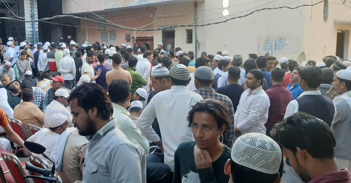 कांधला के मोहल्ला रायजादगान में  विलाप करते आदिल के परिजन।