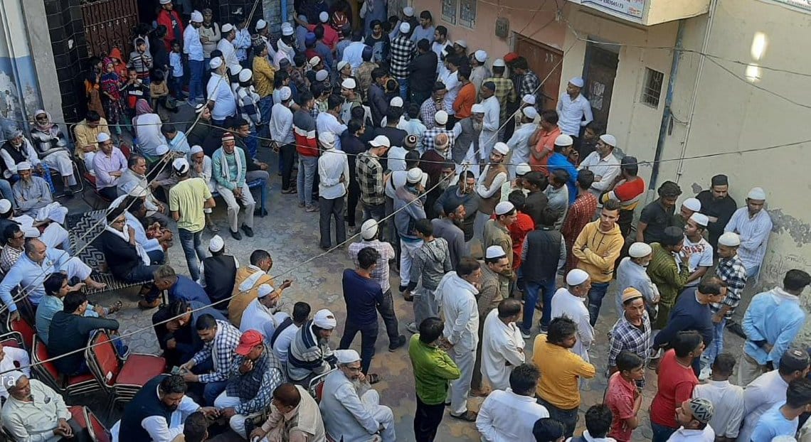 कांधला के मोहल्ला रायजादगान में  विलाप करते आदिल के परिजन।