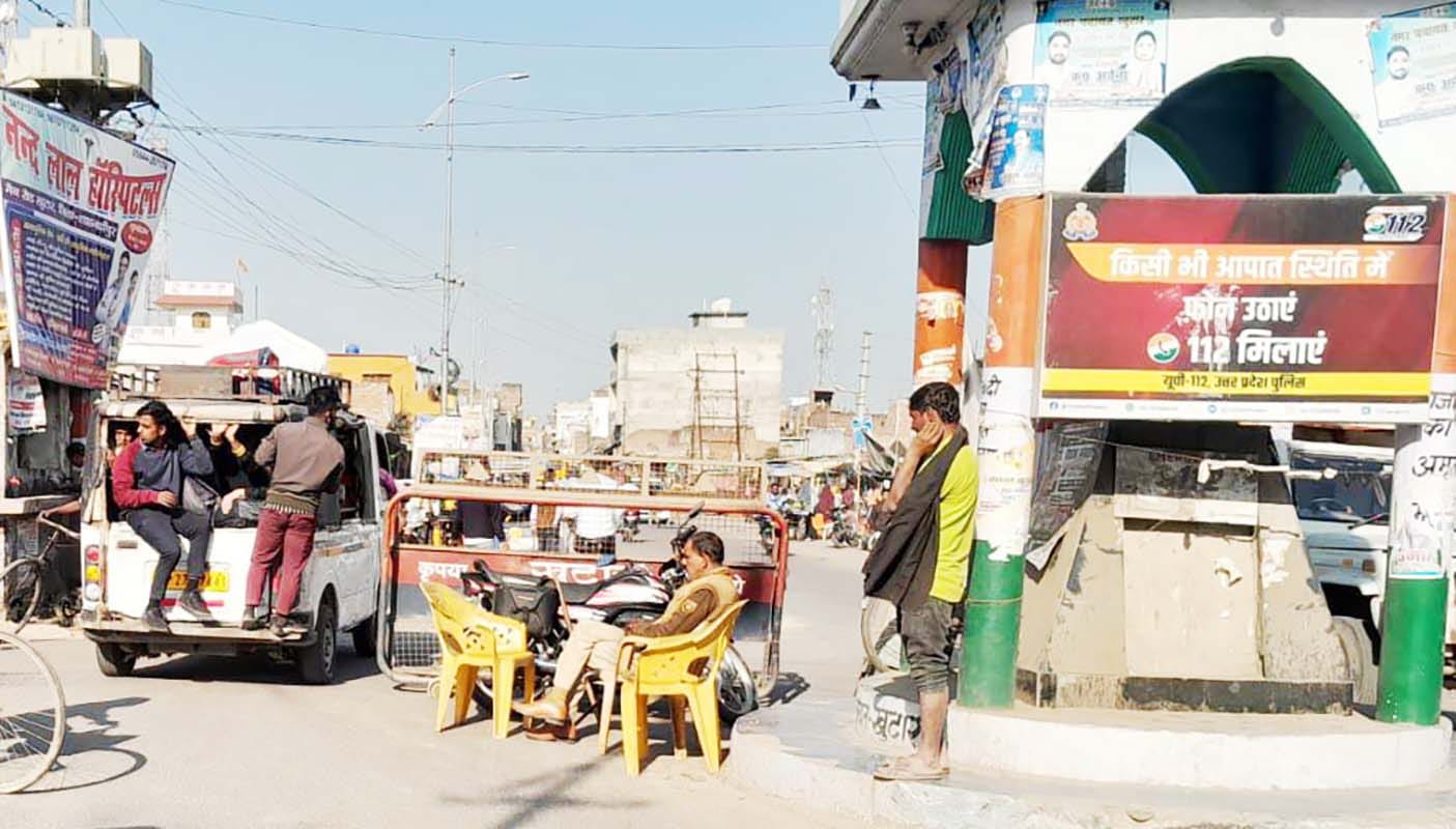 खुटार में सवारियां लटका कर जाता मैजिक वाहन चालक। संवाद खुटार में सवारियां लटका कर जाता मैजिक वाहन चालक। संवाद