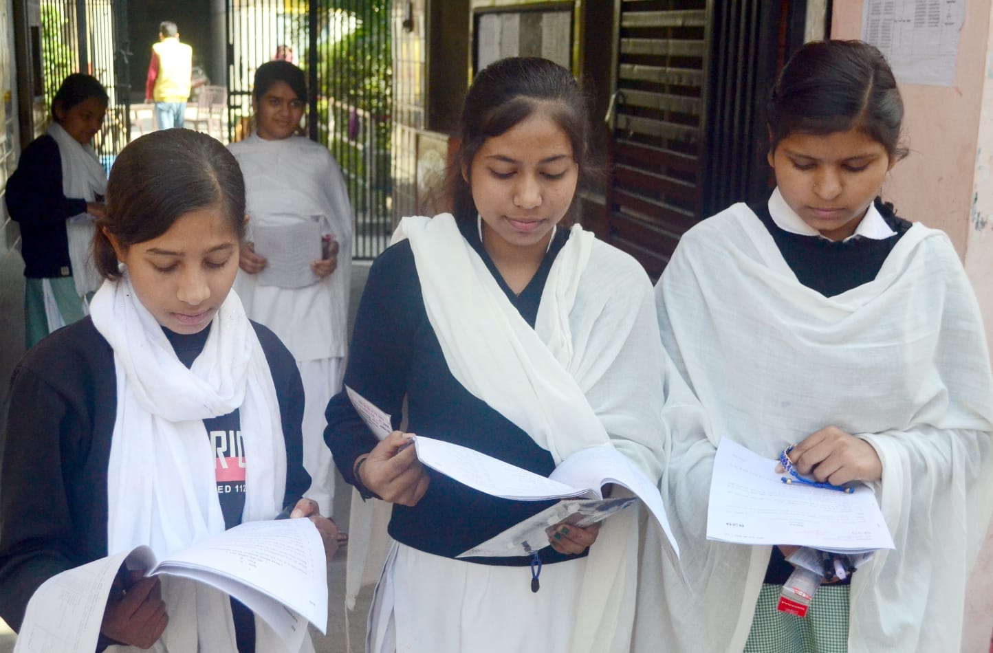 शामली हिंदू कन्या इंटर कॉलेज में बोर्ड परीक्षा में छात्राओं के परिचय पत्र चेक करती शिक्षिकाएं। शामली हिंदू कन्या इंटर कॉलेज में बोर्ड परीक्षा में छात्राओं के परिचय पत्र चेक करती शिक्षिकाएं।