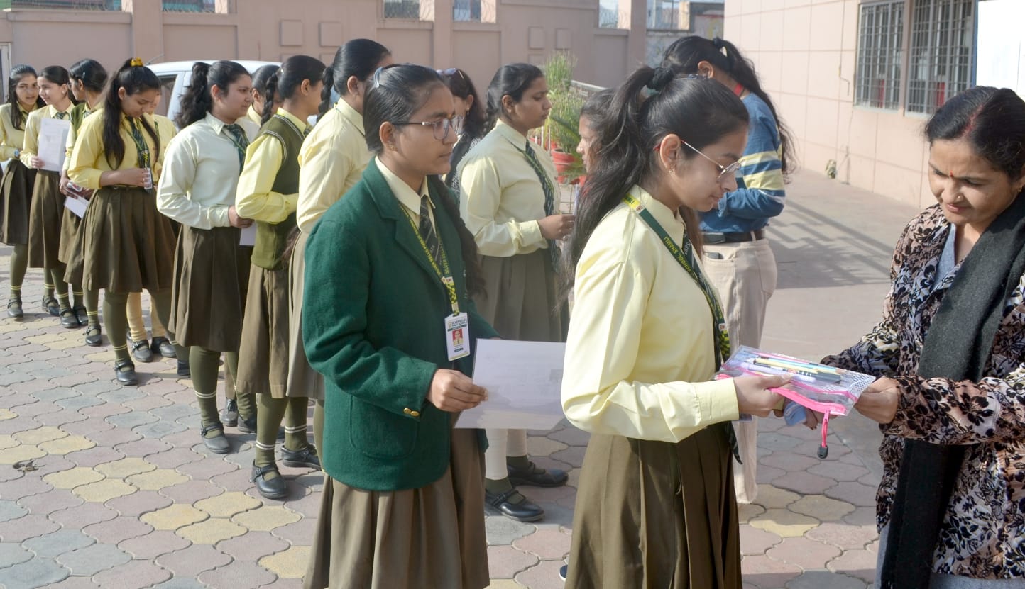 शामली सेंटआरसी स्कूल में सीबीएसई की परीक्षा के दोरान छात्रो की लगी लाइन शामली सेंटआरसी स्कूल में सीबीएसई की परीक्षा के दोरान छात्रो की लगी लाइन