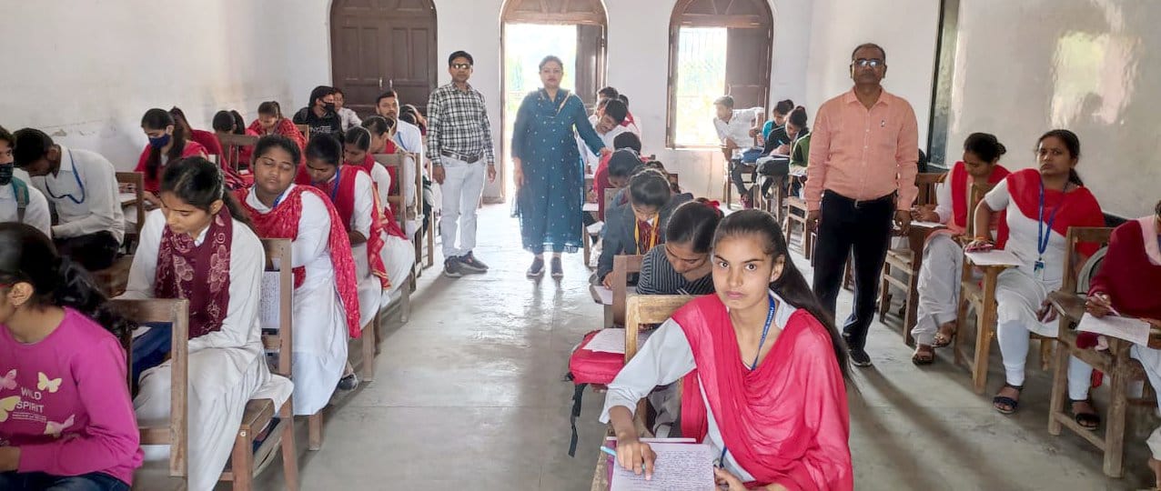 शामली सेंटआरसी स्कूल में सीबीएसई की परीक्षा के दोरान छात्राओ की लगी लाइन शामली सेंटआरसी स्कूल में सीबीएसई की परीक्षा के दोरान छात्राओ की लगी लाइन