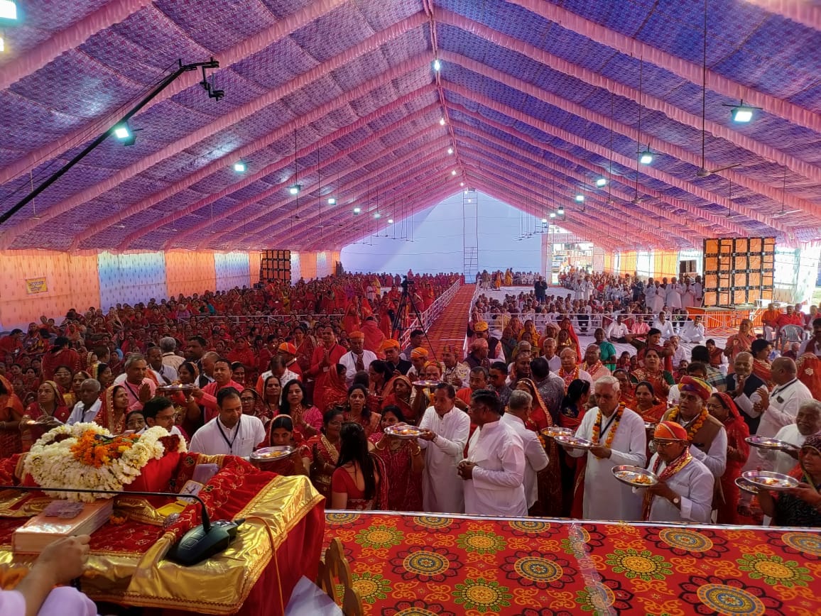 - भागवत कथा के शुभारंभ पर शुकतीर्थ संक्षित परिचय पुस्तक का विमोचन करते संत रमते राम महाराज। - भागवत कथा के शुभारंभ पर शुकतीर्थ संक्षित परिचय पुस्तक का विमोचन करते संत रमते राम महाराज।