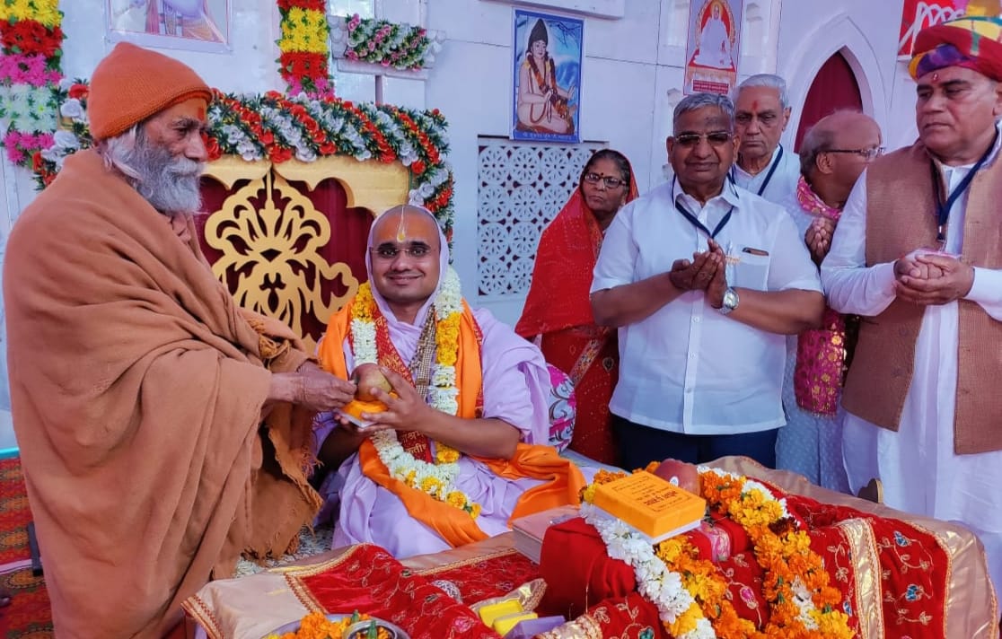 - भागवत कथा के शुभारंभ पर शुकतीर्थ संक्षित परिचय पुस्तक का विमोचन करते संत रमते राम महाराज। - भागवत कथा के शुभारंभ पर शुकतीर्थ संक्षित परिचय पुस्तक का विमोचन करते संत रमते राम महाराज।