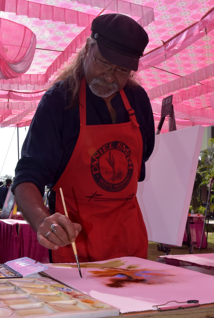 बेहट़ रोड स्थित शेमफोर्ड स्कूल में लगी आर्ट वर्कशॉप में अपनी पेंटिंग बनाती नगर आयुक्त ग़जल भारद